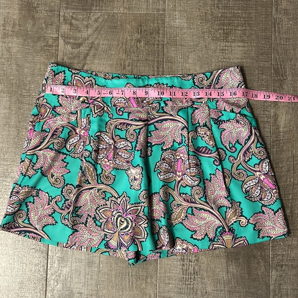 Loft Petite Pleated Floral Shorts Size 8P - Picture 6 of 9